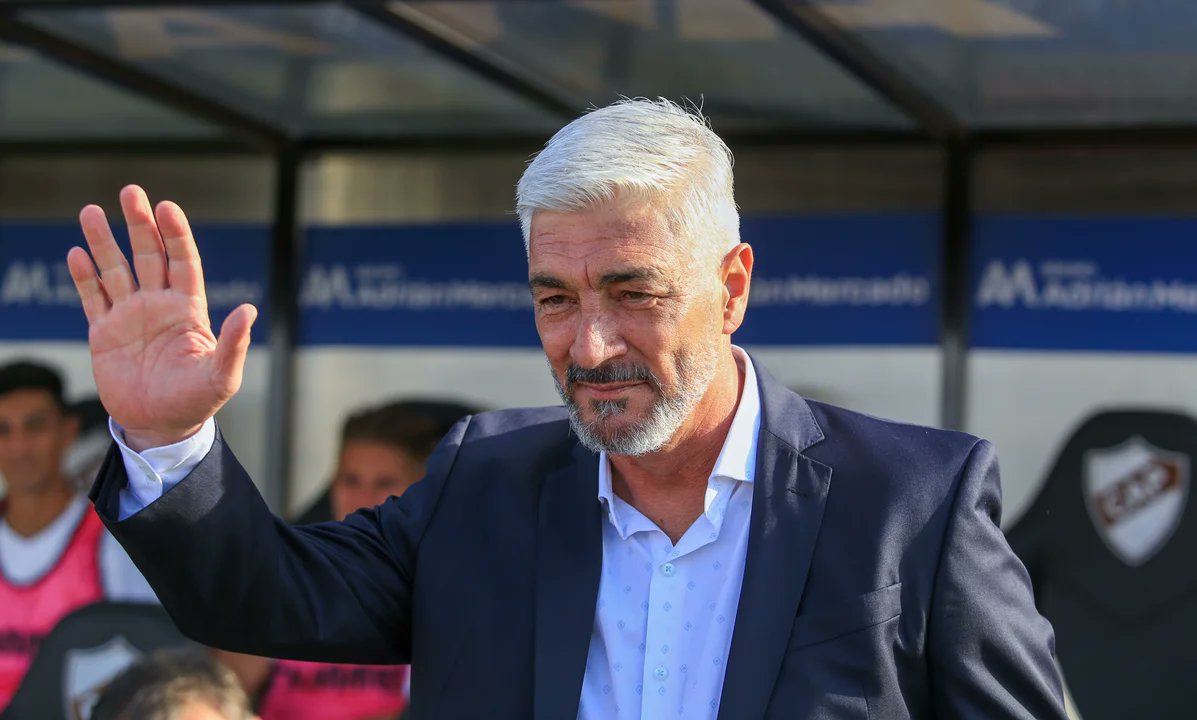 En toda la que te ahorraste de no traer un 5 centrales medio campo 
Ponela aca culiauuuuuuuu
Y q juegue el quiera estar de verdad