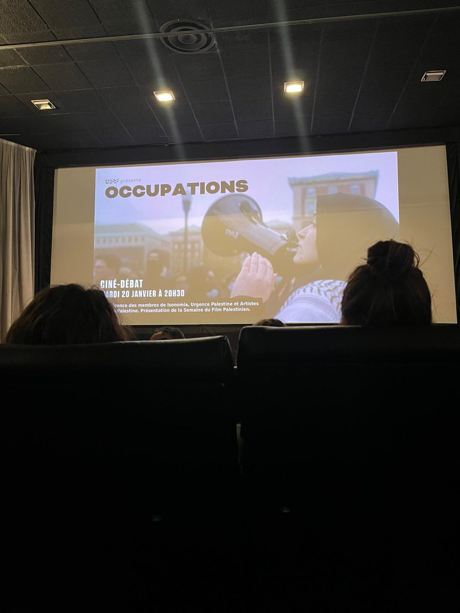 Le cinema comme espace de résistance de réappropriation des récits et de confrontation aux heritages coloniaux encore a lœuvre Decoloniser les regards est 1necessité. Le docu rapl 1chose simple qd la justice est absente la solidarité devient 1devoir et les jeunesses sorganisent