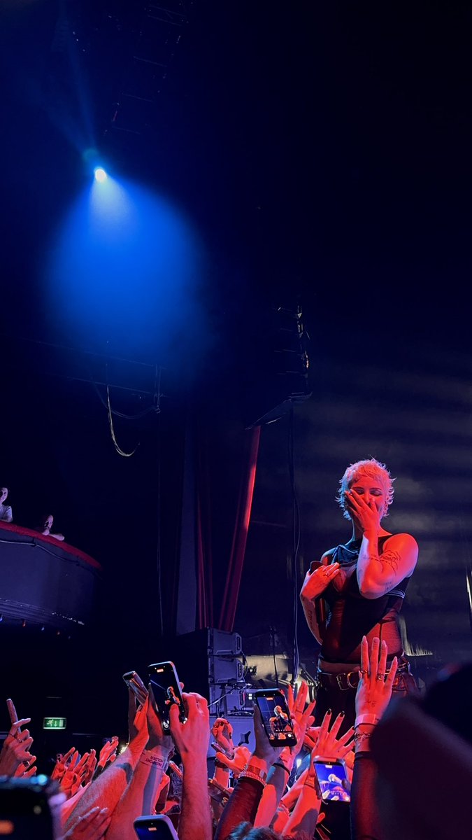 halseyftpeyton's tweet image. BEST NIGHT OF MY LIFE @halsey PARIS LOVES YOU