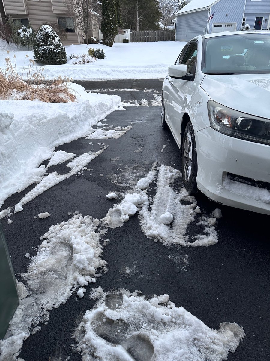 vennila_307's tweet image. After 5 hours of shoveling in turns and with neighbors’ help to clear the mound 🥵

Actually, it was about ~20 inches near the entrance due to drifting. Overall, it looks like ~1 ft of snow around our neighborhood.

#NJSnow
