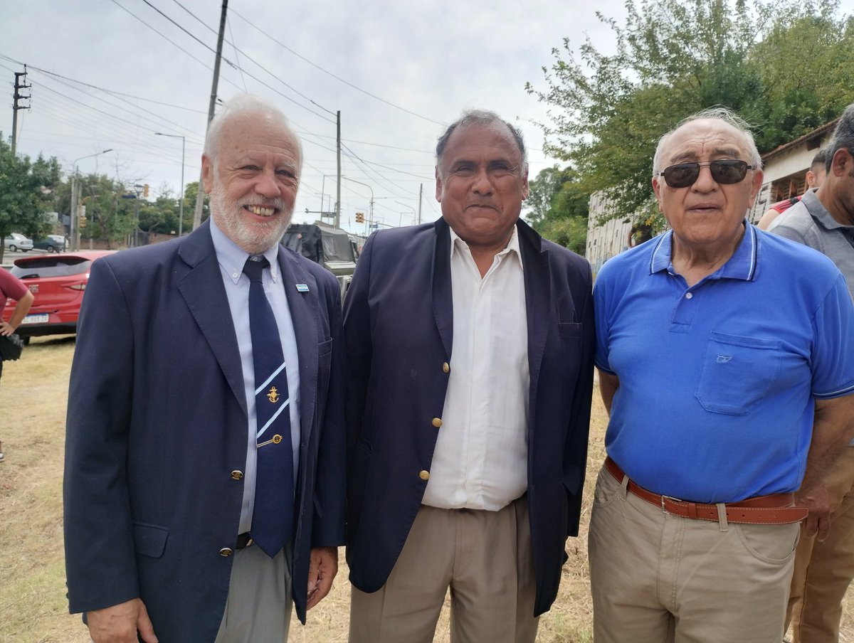 El Contralmirante VGM RE Neves, el Capitán de Corbeta VGM RE Ciancio y el ex soldado Rodríguez en la conmemoración de la gloriosa recuperación del Regimiento 3 de la  Tablada realizada por la Policía de la PBA y el Ejercito Argentino.