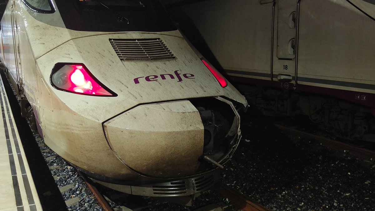 Por aquí todos sanos y salvos aunque el golpe ha sido fuerte. La interventora y demás personal de Renfe de 10. Estamos transbordando a otro 730 en Monforte y con suerte a la 1 llego a Vigo.