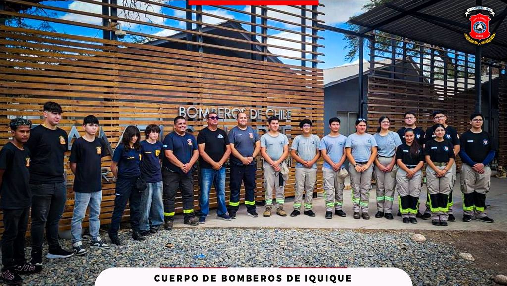 comandanteCBI's tweet photo. Visitamos junto a las Brigadas Juveniles el Centro de Entrenamiento Norte de @ANB_Chile. Grata experiencia para nuestros jóvenes en formación, la de conocer dónde entrena y se especializan los @BomberosdeChile 
#Iquique @cbi_iqq https://t.co/MUEOIJVudG