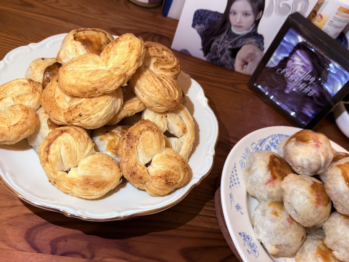 我的公主 我的女神 我的宝宝 我的闺女 
我女朋友 我老婆 订了泡泡1200多天的完美孝女豆 小兔 小鹿 小狗狗
祝你生日快乐
3月份欧巡见面的日子越来越近了🥳