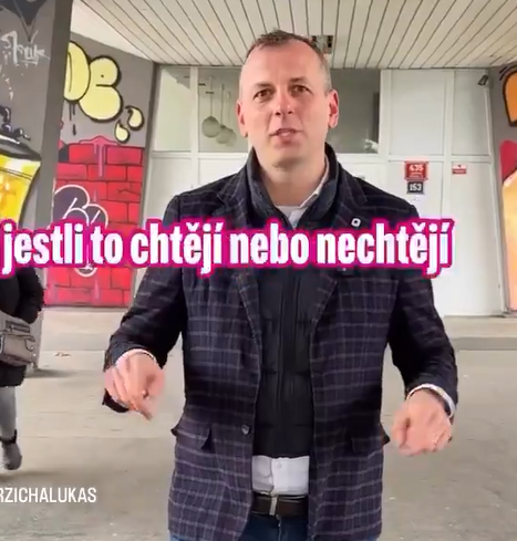 sunicko's tweet photo. @4829_6688 Jsem občan #Praha4 a jsem s těmi barevnými sloupy v míru.
Ale více mě zajímá, to má na sobě nějaký topík nebo proč mu jde vidět ta košile? :-) https://t.co/4FbceCWwNW