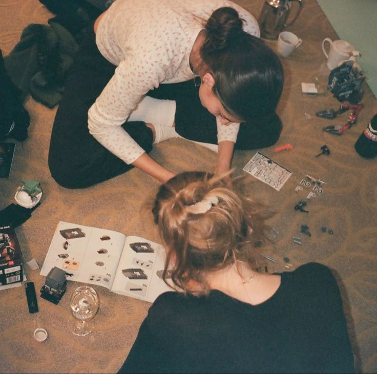 myunghocore's tweet image. jane going to study in iceland as part of a college student exchange program and max comes to visit her during break