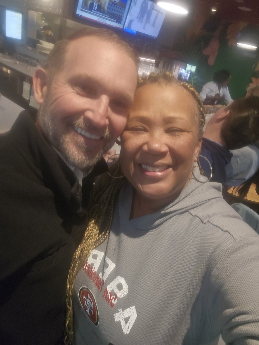 stephmh703's tweet photo. I can't even believe this. How am I in DC at the same time as @lennycurry  and then we meet in the airport??????? I knew he was cute 😂😂😂 https://t.co/xBl2F0Aql6