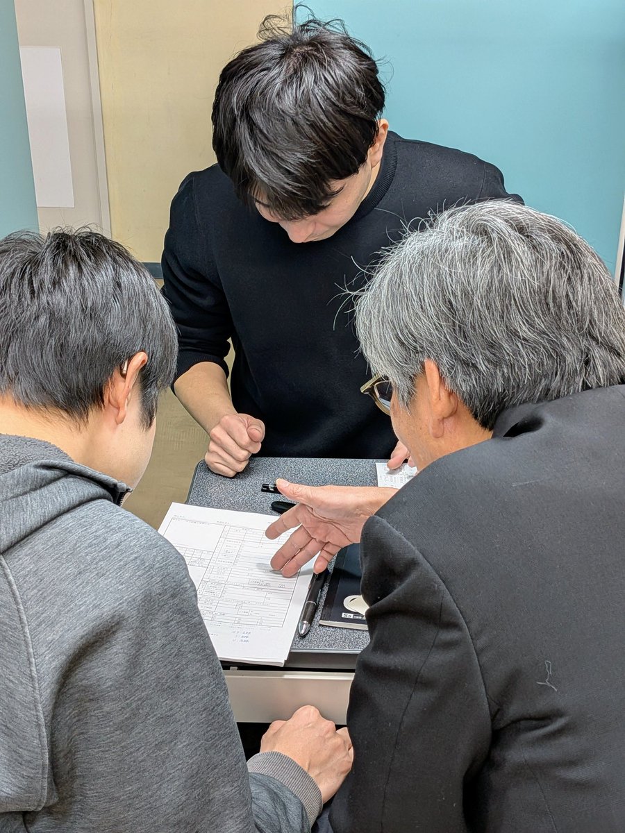 👓🔥【伊藤校長の実習ウォッチ】🔥👓

「両眼視機能測定（オプト過程1年）」実習より📸

測定結果を分かりやすく解説、的確に投げかけます。

理論だけではなく、実践を通して「現場で通用する判断力」を伝えます。一人ひとりへフィードバック出来るのが本校スクーリングの強みです💪

#眼鏡作製技能士