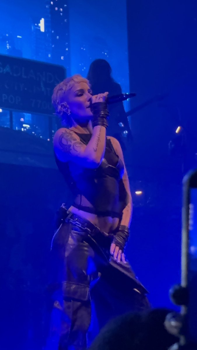 ilo_bee's tweet image. thank u for everything halsey 🩵🩵