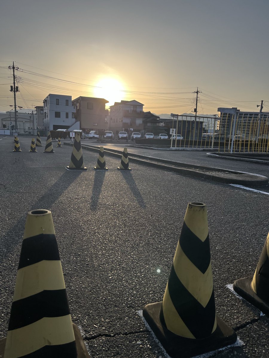 yamako_ds's tweet photo. おはようございます。今朝も寒いですが、朝から二輪検定があります。
受験者の方たち頑張ってくださいね。 https://t.co/OtTJvqw5jJ