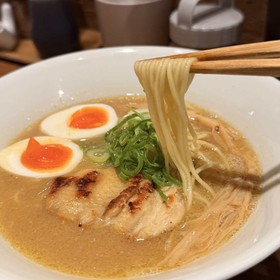 【毎日食べられる】

ラーメンって、
「今日はいいよね」と理由をつけて食べるもの。
そんなふうに思う時もありますよね。

でも、
鶏ポタラーメンは少し違います。

鶏の旨みと、たっぷりの野菜を重ねた
鶏と野菜のポタージュスープ。
こってりではなく、
後味はすっと軽やか。

一杯に込めたのは、