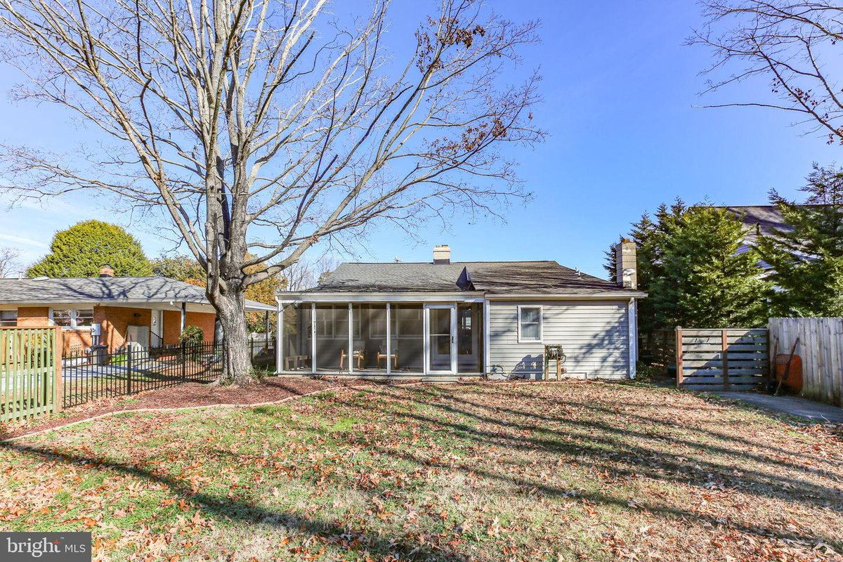 On the Market Monday 🏡🌊
 940 Bryant Ave | Colonial Beach, VA
✨ 1 block from the Potomac River
✨ Screened-in patio + detached garage
✨ Walk or golf cart to downtown shops, dining &amp; beach
coldwellbankerelite.com/listing/VA/Col…