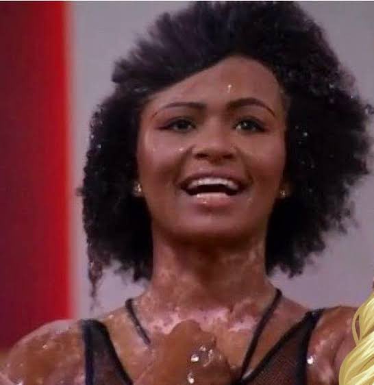 LucasGoncz's tweet image. É muito estranho ver a cabeça dela normal no vídeo.
O meme da cabeça amassada virou canon