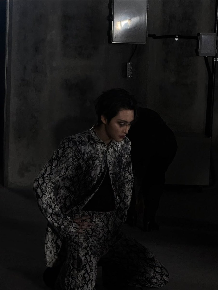 hwallazziaa's tweet image. Sh on his knees is something different man