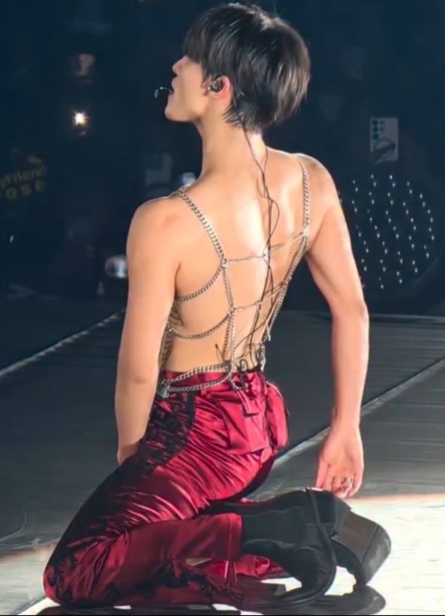 hwallazziaa's tweet image. Sh on his knees is something different man