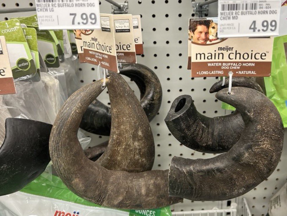 girlmeetsNG's tweet image. およそ半数の世帯が犬を飼っているペット大国アメリカですが、小型犬が多い日本では考えられないペットグッズが多く売られています。こちらごく一般的なスーパーのペットコーナーの商品『犬が噛む用のバッファローの角』w