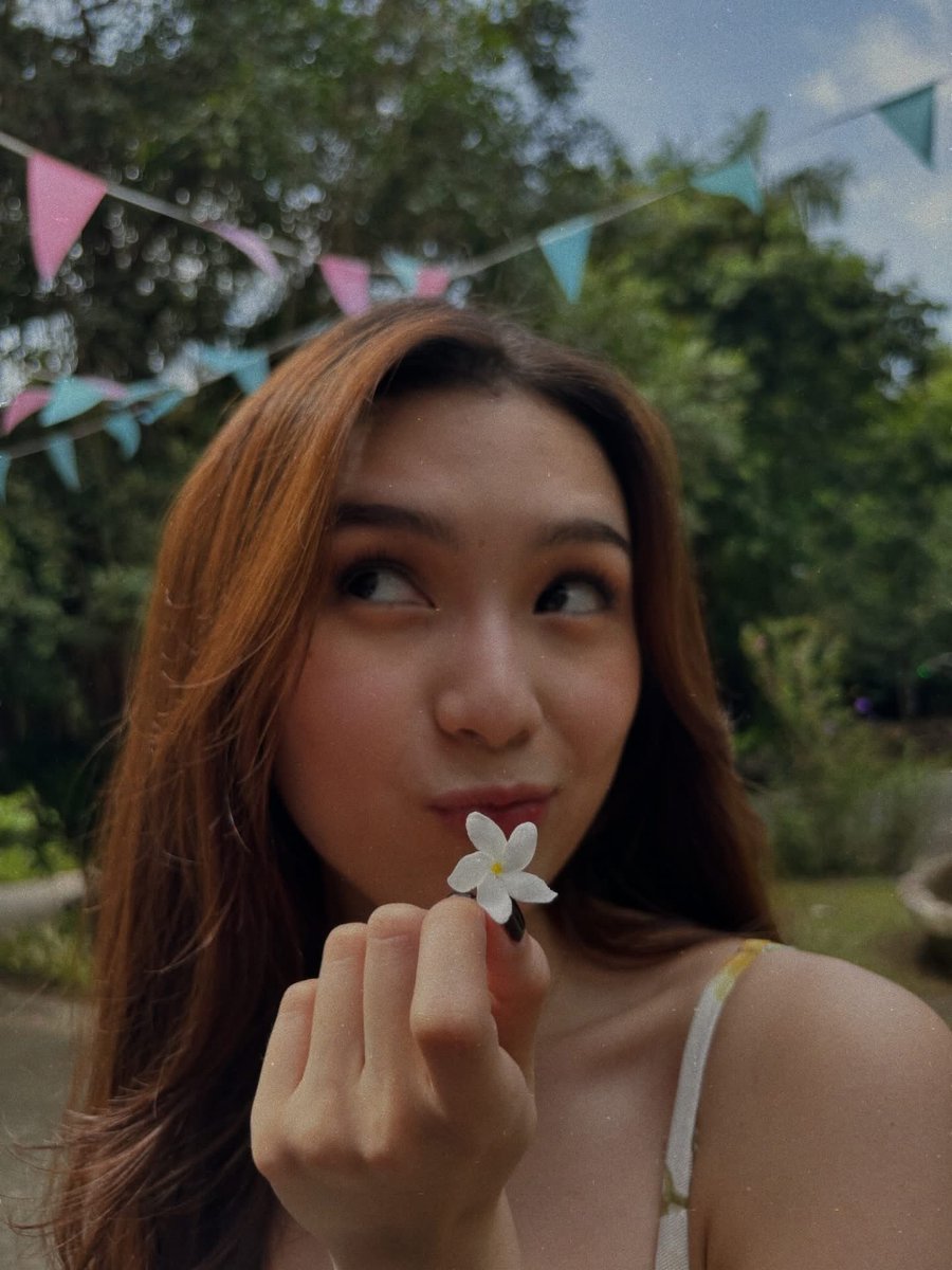 happy birthday, chin!💛🌼

FRANCINE TURNS 22