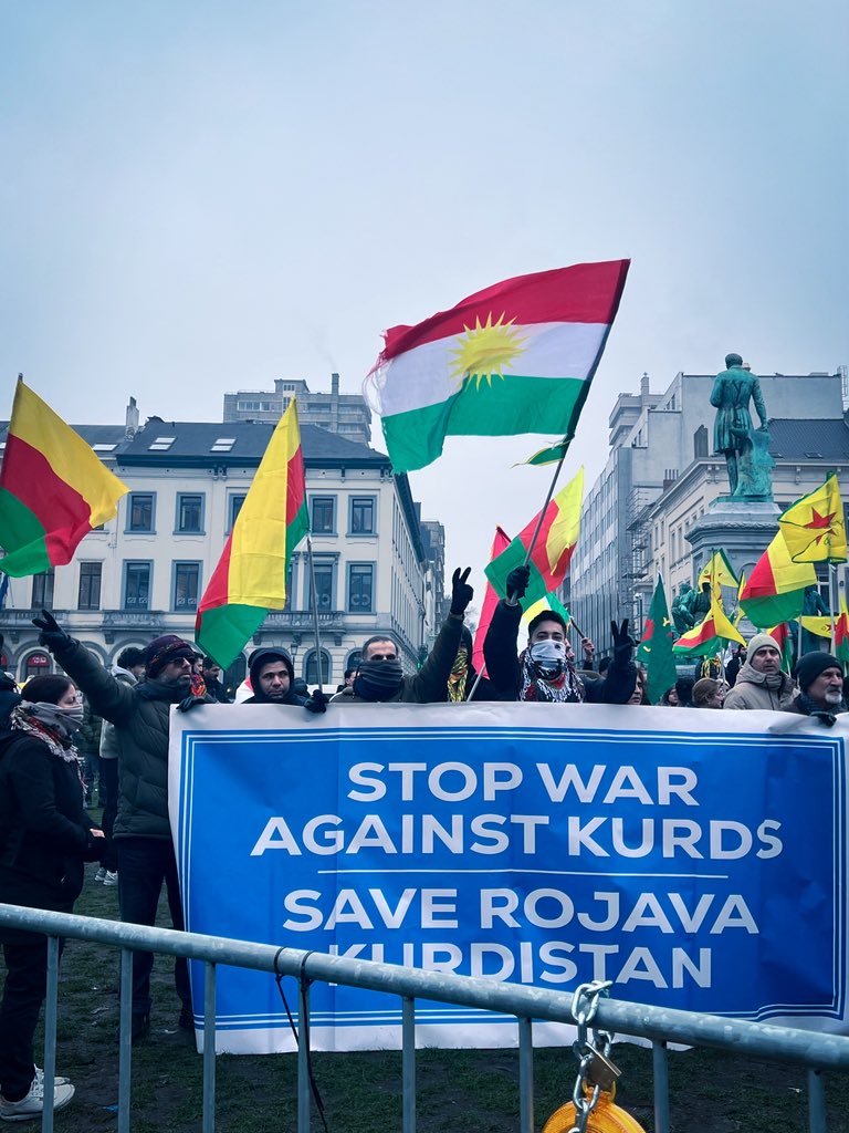 Avrupa Parlamentosu Üyesi  Emma Fourreau:

"Rojava, Suriye ordusu ve cihatçı milisler tarafından kuşatılmış durumda: Su ve elektrik kesildi, şimdiden birçok çocuk hayatını kaybetti. 

Fransa; Kürtlerin adil, eşitlikçi ve antifaşist toplumuna yönelik bu saldırılar karşısında