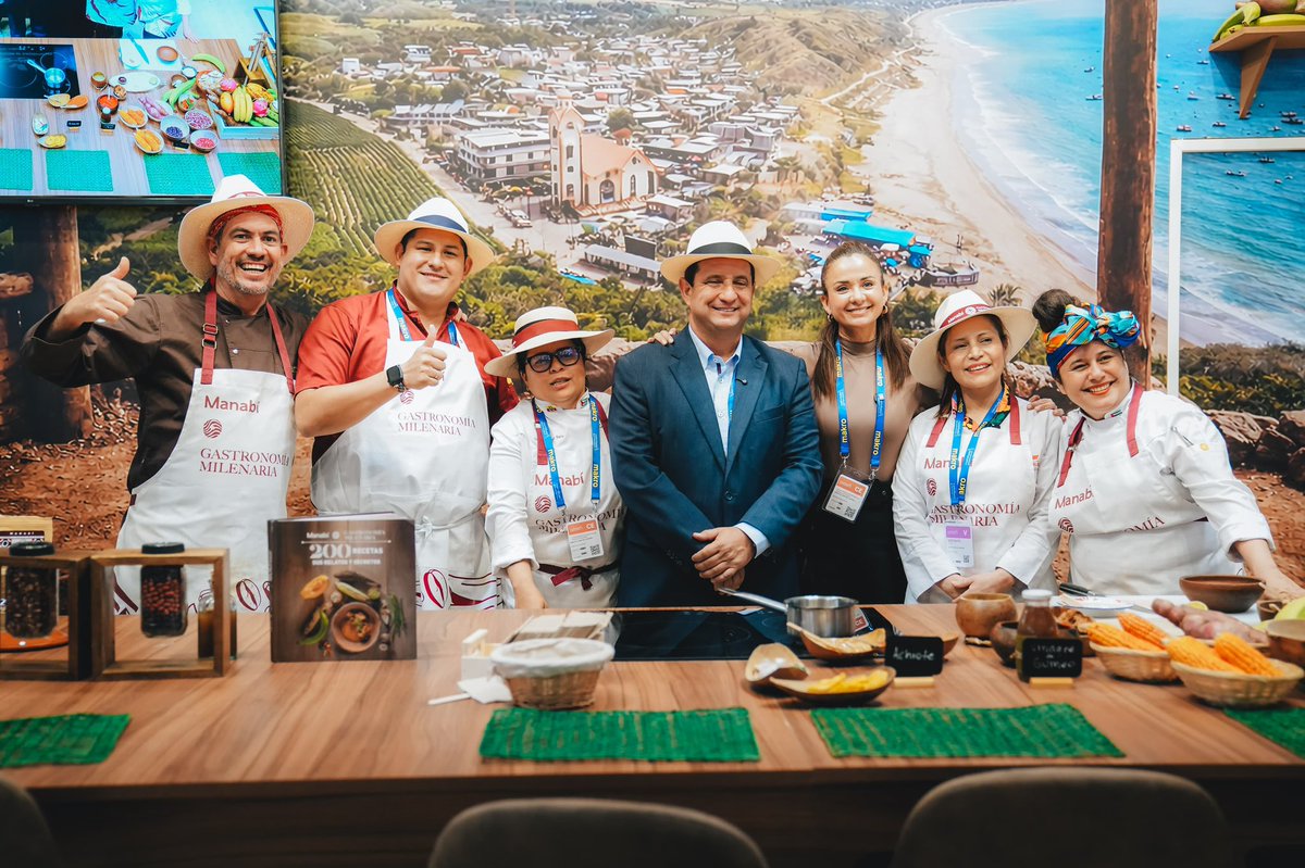PrefGuayas's tweet photo. (2/2) 🧵

🗣️ “Traemos la innovación y la riqueza gastronómica de nuestra Costa. Invitamos a todos a degustar nuestra cultura”, destacó la Prefecta, al tiempo de promocionar los productos de nuestra tienda Guayalma, que también arribaron a esta gran vitrina internacional.

Además, la propuesta guayasense recibió importantes reconocimientos internacionales. El colectivo gastronómico RAÍZ Ecuador, entregó una placa de distinción como Premio Excelencia, lo que evidencia el creciente posicionamiento de la cocina local en Europa.

En identidad culinaria, #GuayasHace