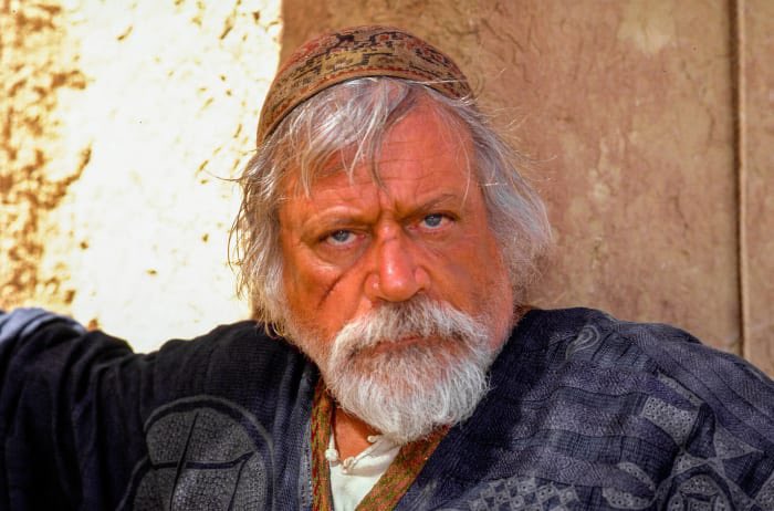 During the filming of Gladiator, actor Oliver Reed, who played Proximo, died of a heart attack in a bar after drinking three bottles of rum, eight beers, and multiple doubles of whiskey and cognac, and beating five young Royal Navy sailors at arm wrestling. He died like a true