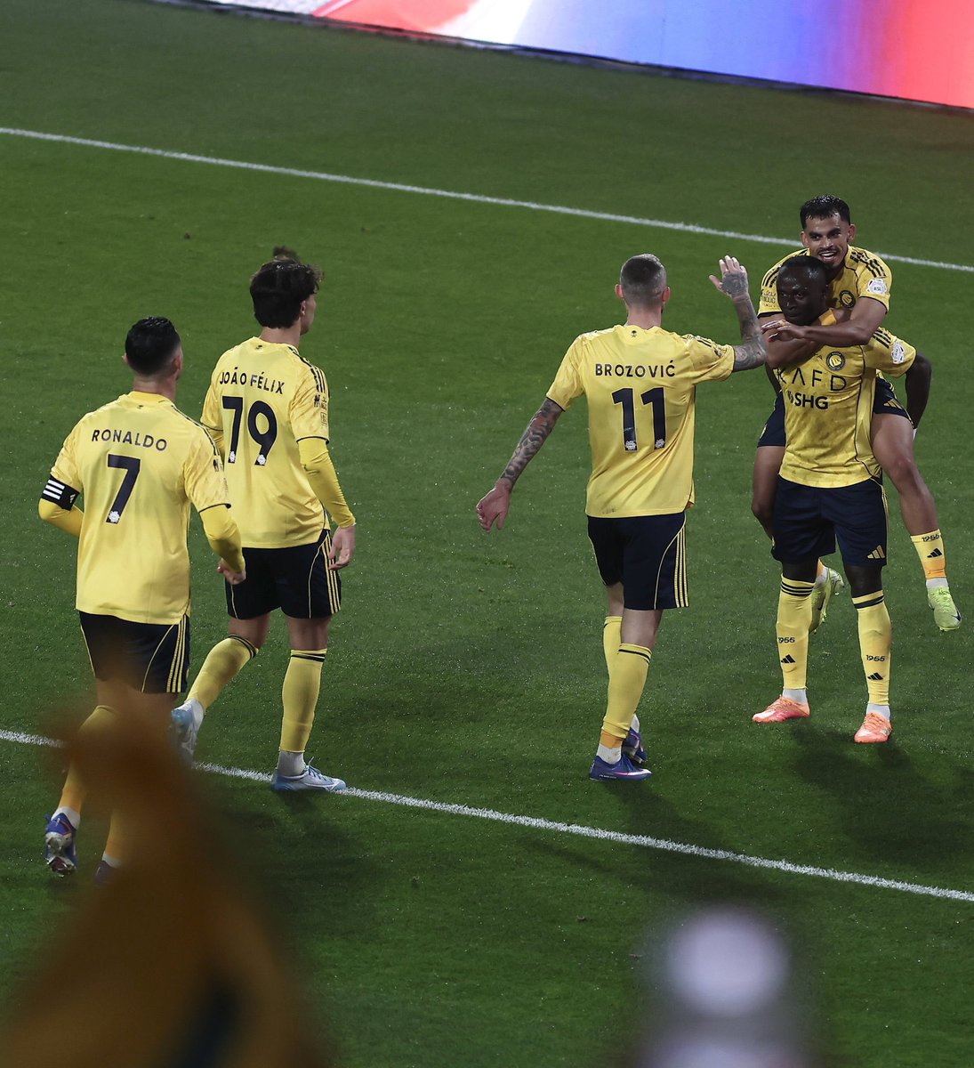 الجميع اتفق على حبه .. ساديو ماني 💛