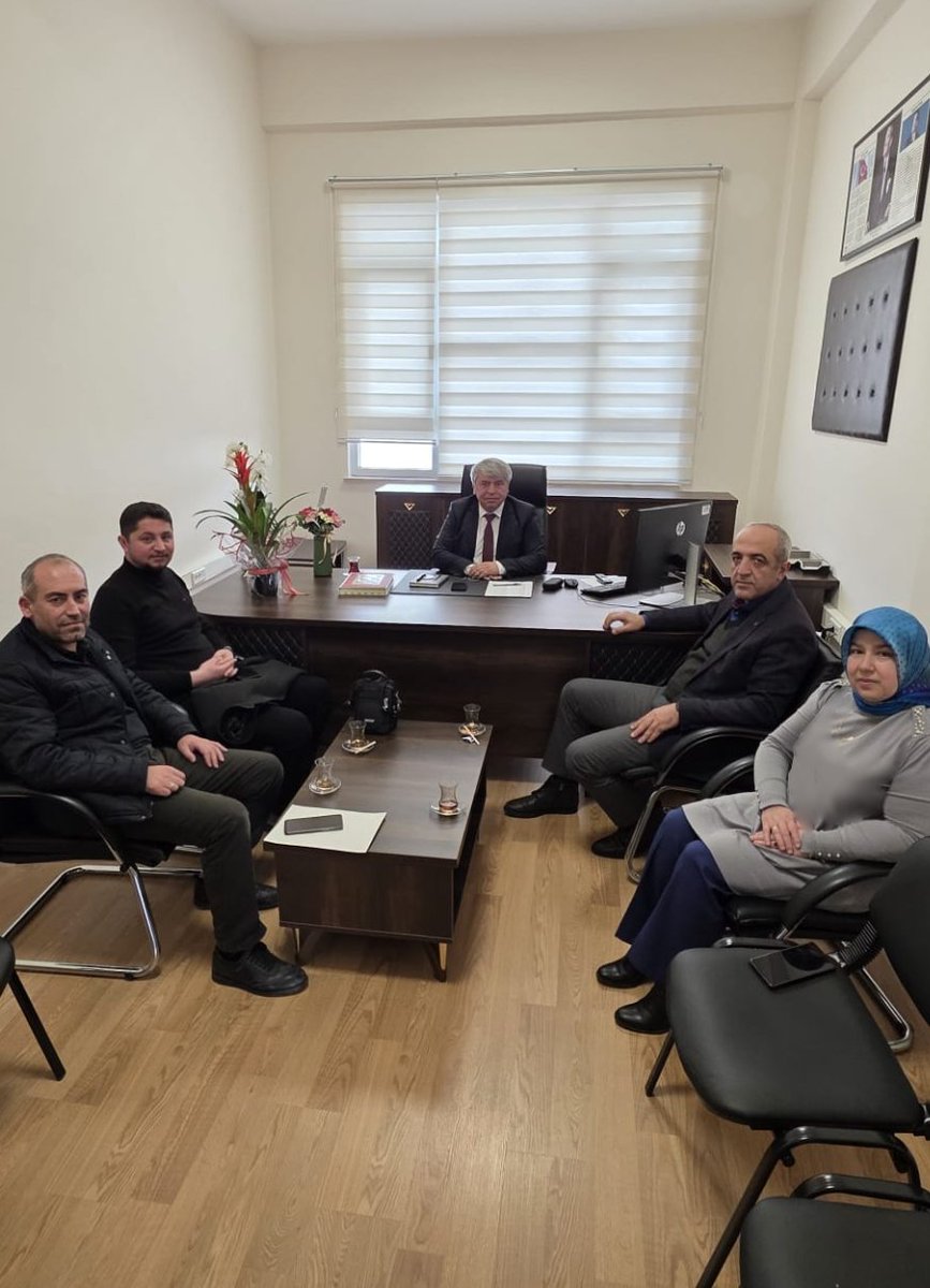 Şube Yönetimi olarak, İstanbul İl Milli Eğitim Müdürlüğünde Şube Müdürü iken Tokat İl Milli Eğitim Müdürlüğünde Şube Müdürü olarak göreve başlayan Menderes Kaya'ya, hayırlı olsun ziyaretinde bulunduk. Sayın Müdürümüze yeni görevinde başarılar dileriz.