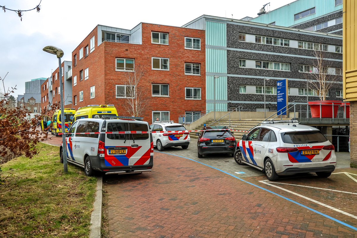 Zwaar gewonde op straat aangetroffen in Leiden