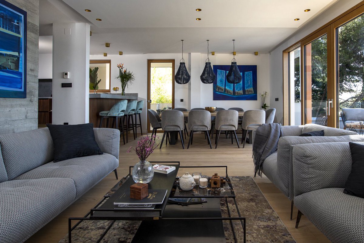 BozoKnez's tweet photo. This house generated rental income of €320,181 in 2025.

The property is located in the most prestigious areas of Dubrovnik.

This top-tier property, built to the highest standards, offers a stunning view of Dubrovnik’s Old Town.
Do you think a nightly rate of €2,000 is high? https://t.co/HSPIr0TNaT