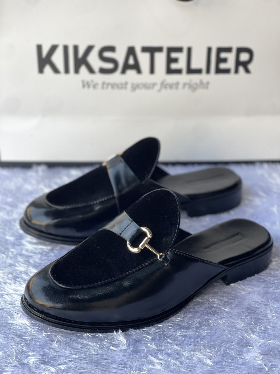 Funbss's tweet image. Premuim handcrafted mules for a premuim man 🤴Not your regular mules! 

Price: 50,000 naira.
Can be crated in your preferred color.

Please repost 🙏