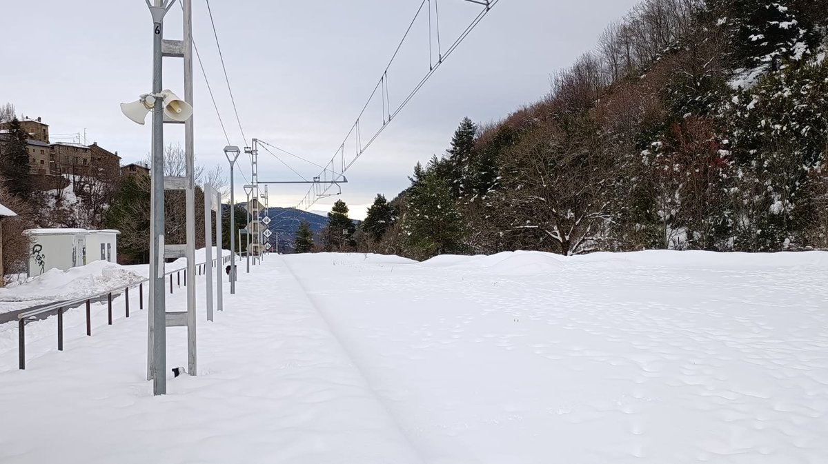 En nevades com les d'aquests dies al Pirineu, que bé que aniria una màquina llevaneu a la base de manteniment d'<a href="/Adif_es/">Adif</a> a #Ripoll, com anys enrere! El retrocés en manteniment per part d'Adif també és això.

📷 Estació de Toses, aquesta tarda.