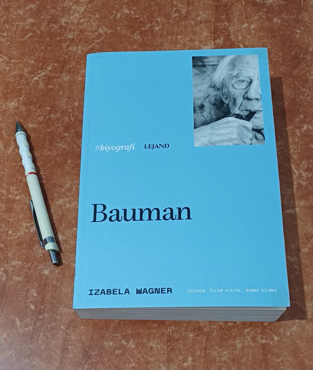 "Bauman ilkokulda kendini mağdur hissetmediyse bunun nedeni öğretmenlerinin onu sevmesi ve onun başarılarını takdir ve teşvik etmesiydi. Daha birinci sınıftan itibaren diğer öğrencilere derslerinde yardımcı olagelmiştir. Fakat özel durumu -Yahudi olması- nedeniyle okul sonrası