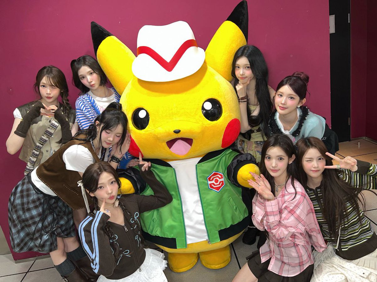 In the same frame with the members is one of the things that I value, particularly during this comeback moment. The appearance that seems s͟o͟ b͟e͟a͟u͟t͟i͟f͟u͟l͟ makes my appearance with the others even more interesting!