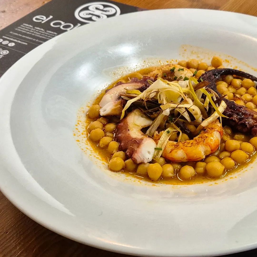 💬 Jornadas del pulpo.
Garbanzos con puerros, pulpo y gambas
En Calecho seguimos celebrando nuestras Jornadas, y de verdad… hay que venir a vivirlas.
Si te gusta el pulpo y te gusta comer bien, este es tu momento.

📍 plaza San Martín n ° 9
☎️ : 987 254 287.
.
.
#elcalecholeon