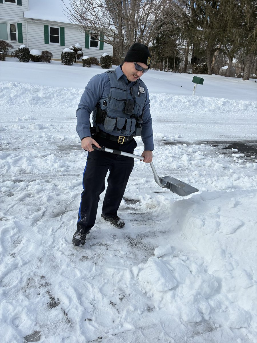 SueonFood's tweet photo. @westwindsorpd My husband was shoveling the driveway this morning and West Windsor Officer Ted was driving by and asked him if he needed any help. He said Sure! and Officer Ted hopped out and helped to shovel part of the driveway…without any gloves! Thanks so much, Officer Ted! https://t.co/jd8N0Y0m0G
