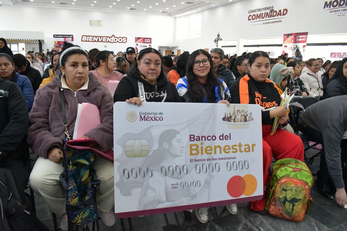 Lic. <a href="/CarlosZarzaS/">CARLOS ZARZA SEGURA</a>, Titular de la Oficina de Representación Estatal en la Ciudad de México de la Coordinación; David Hughes Cano, Jefe de Atención Operativa; Valentina Batres Guadarrama y <a href="/RosarioMorales_/">Rosario Morales</a>, Diputadas Locales en la Ciudad de México. 🎓✨