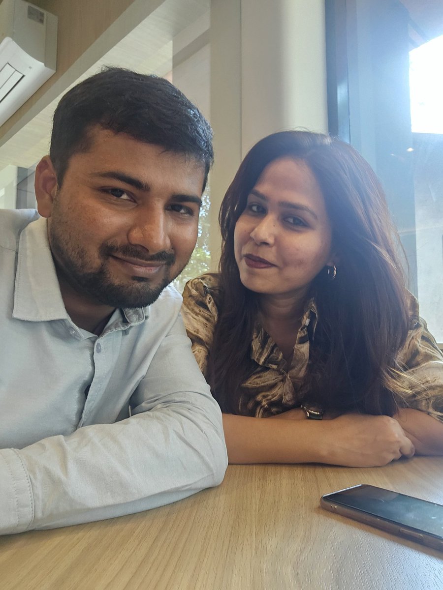 AapkaApnaG10's tweet photo. वो लम्हा भी कितना डिजिटल था,
जब तुमसे मेरी पहली मुलाक़ात हुई।
स्क्रीन के पार ही नज़रें ठहर गईं,
और वहीं से मोहब्बत की शुरुआत हुई।
मुबारक हो हमें एक साल का ये ख़ूबसूरत डिजिटल सफ़र।

#DigitalyMeetingAnniversay #DigitalPartner to #LifePartner

#AapkaApnaG10  #Dr_G10 https://t.co/c3fXPYRzb6
