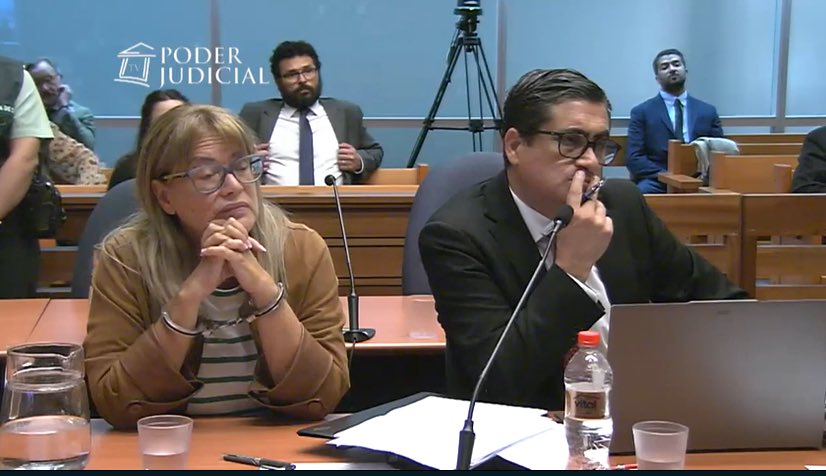 #PulsoPolítico| Ángela Vivanco aparece esposada desde audiencia por caso “Trama bielorrusa”. Ex militante de Renovación Nacional, está siendo acusada de cohecho y lavado de activos mientras lideró como Jueza de la Corte Suprema. 
¿Qué te parece? #SúmateAComentar 🗣️