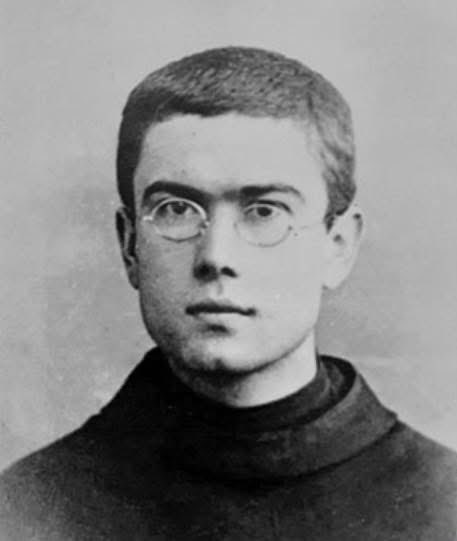 En juillet 1941, dans le cauchemar vivant du camp de concentration d’Auschwitz, un sergent polonais nommé Franciszek Gajowniczek entendit les mots qui signifiaient sa mort — et s’effondra à genoux en pleurant pour sa femme et ses enfants.

Saviez-vous qu’à ce moment précis, alors