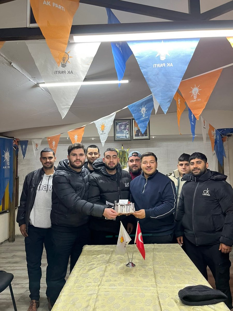 AK Gençlik olarak bugün Cumhurbaşkanımız ve Genel Başkanımız Sayın Recep Tayyip Erdoğan’ı büyük bir heyecanla karşıladık. Program sonrası Hükümet Mahallesi Başkanımızın doğum gününü kutlayarak güzel bir günü taçlandırdık. 🇹🇷🎂