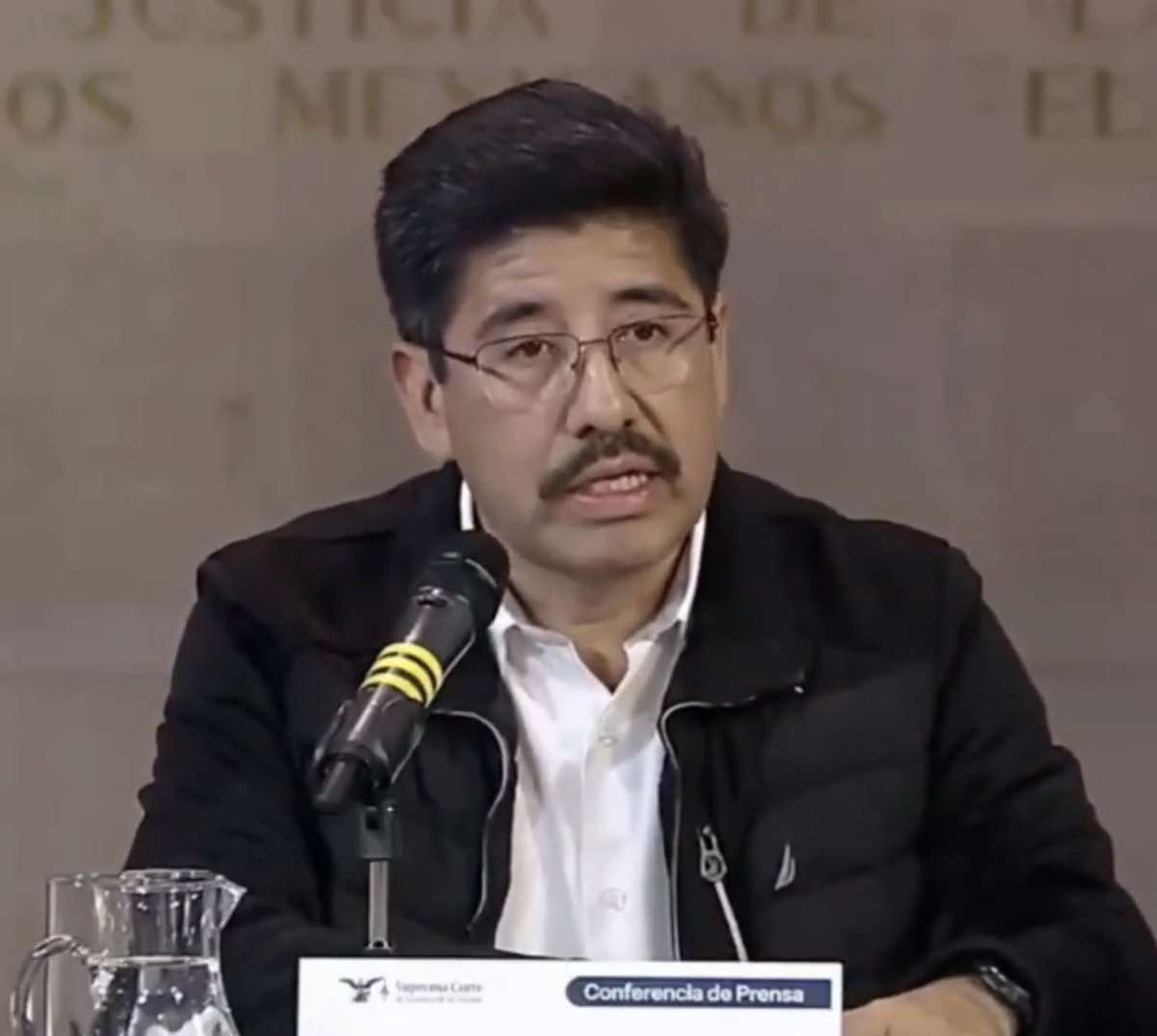 OSWALDORIOSM's tweet image. ¿Alguien sabe de qué etnia es el símbolo prehispánico que porta en su chamarra @HugoAguilarOrti?