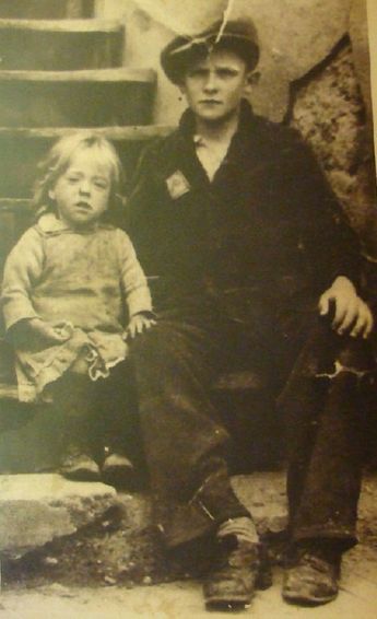 Wszystkim debilom i oczywiście dobrze opłacanym kanaliom...PRZYPOMINAM :
podczas okupacji niemieckiej, większość polskiego społeczeństwa, cierpiało niewyobrażalną BIEDĘ.
Przyjęcie pod własnych dach 2-3 dodatkowych osób...skutkowałaby śmiercią głodową zarówno ratujących jak i