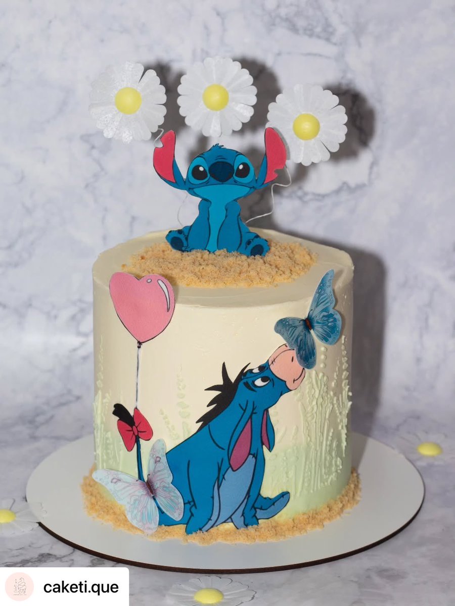 Cakeprint's tweet image. Deze prachtige Iejoor &amp;amp; Stitch taart is gemaakt door Cederique van Caketique. Ze versierde deze heerlijke taart met eetbare prints. 

#caketique #cakeprint #stitchtaart #iejoortaart #eetbareprint