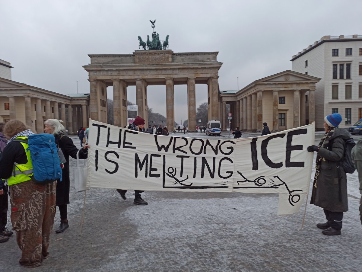 Mausebaer17's tweet photo. "The wrong ICE ist melting." Kleine, aber feine Kundgebung von "Peacefully Against Genocide" (https://t.co/1yk650vKLV) vor der amerikanischen Botschaft. Protest gegen ICE, die am Samstag den 37jährigen Krankenpfleger Alex Pretti hingerichtet haben. #b2601 https://t.co/kdylukw9Bw