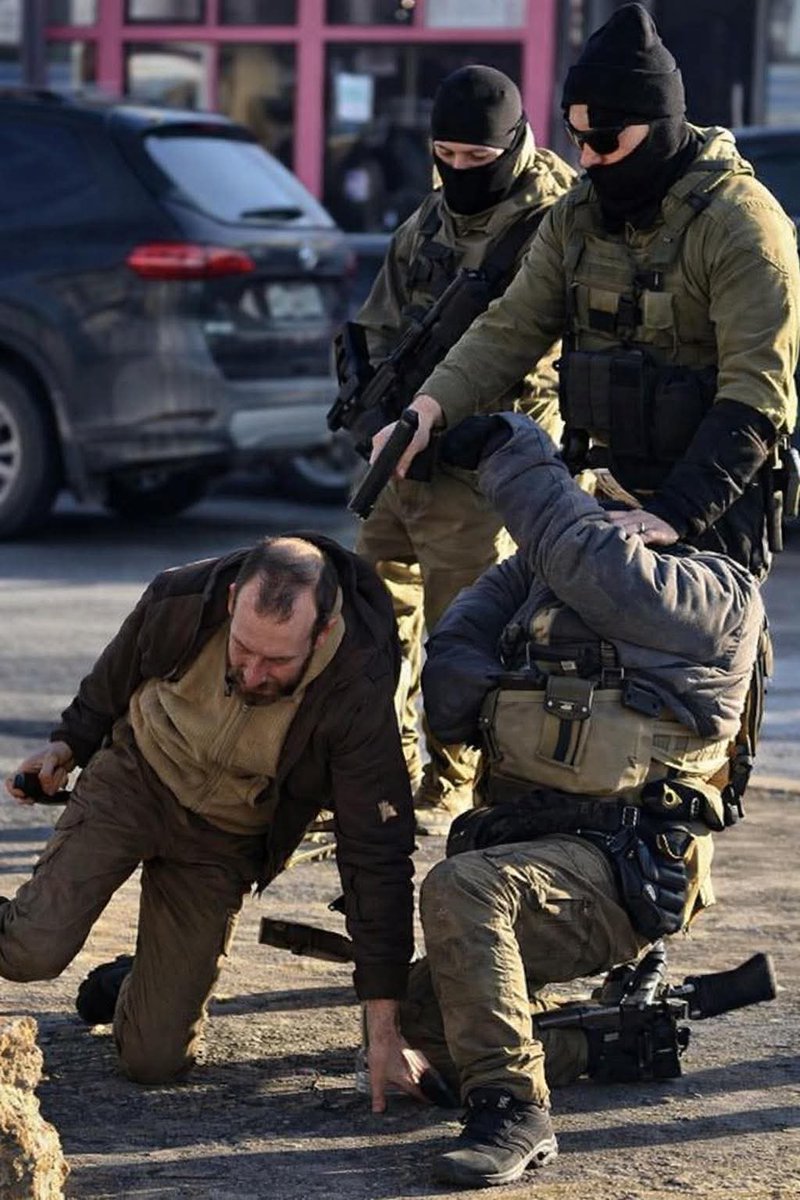 Sean_Boon's tweet image. Anyone want to explain this image?
Where’s the agents head for a start?!
#Pretti #ice