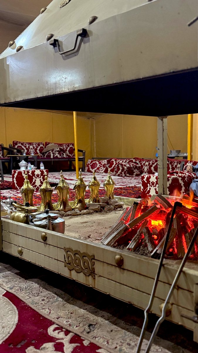 لـ المحبة في وجيه اهل الهوى ماريّه
ما  يغطيها  قناع  البسـمة ، ، الكذابه