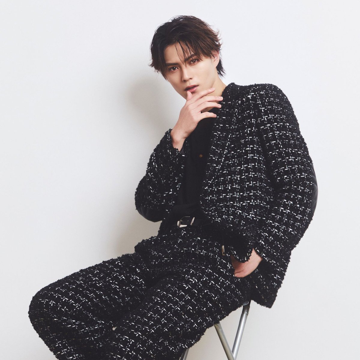 【本日発売＆本日公開🎉】  
#メンズプレッピー ３月号(本日発売)に   
舞台『#ピーターとアリス』に出演の  #簡秀吉 さんが初登場します！✨ 

本誌Special Interview（4P）では  
リムレスメガネ姿のCOOLな簡さんや
ハートのカードを手に微笑むCUTEな簡さんなど
多彩な表情のビジュアルとともに、