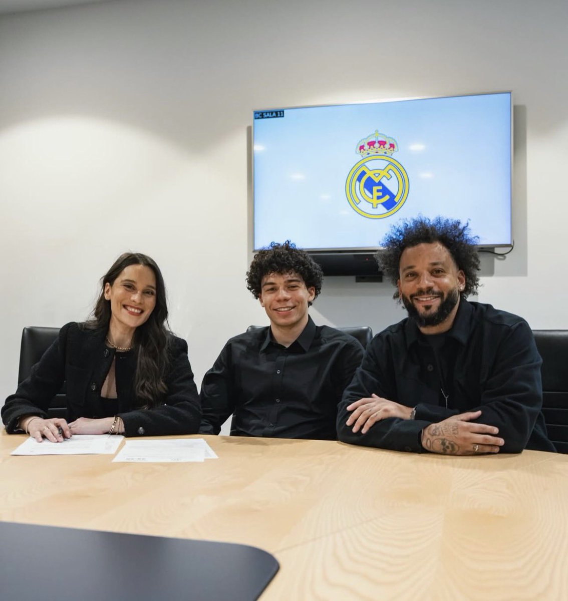 Enzo Alves el hijo de Marcelo, acaba de firmar su primer contrato profesional con el Real Madrid.

VAMOS! 🤍💎