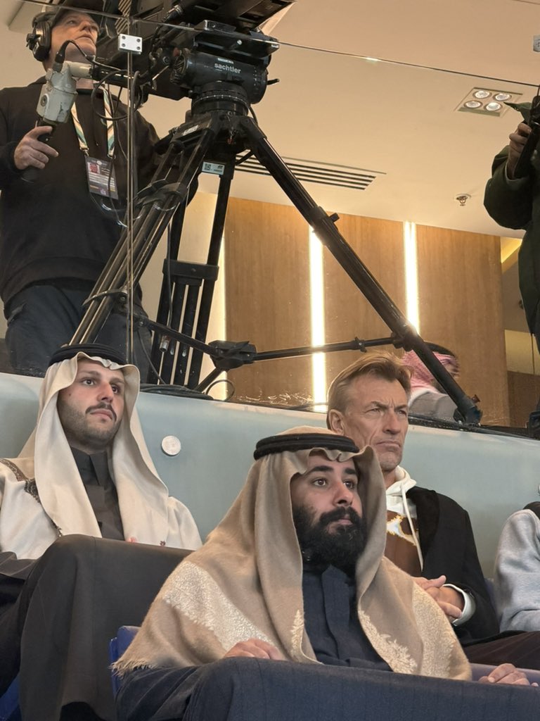 🚨🚨🚨🚨🚨🚨

عضو مجلس إدارة #النصر خالد السرهيد و مدرب الاخضر رينارد يتابعان لقاء النصر و التعاون