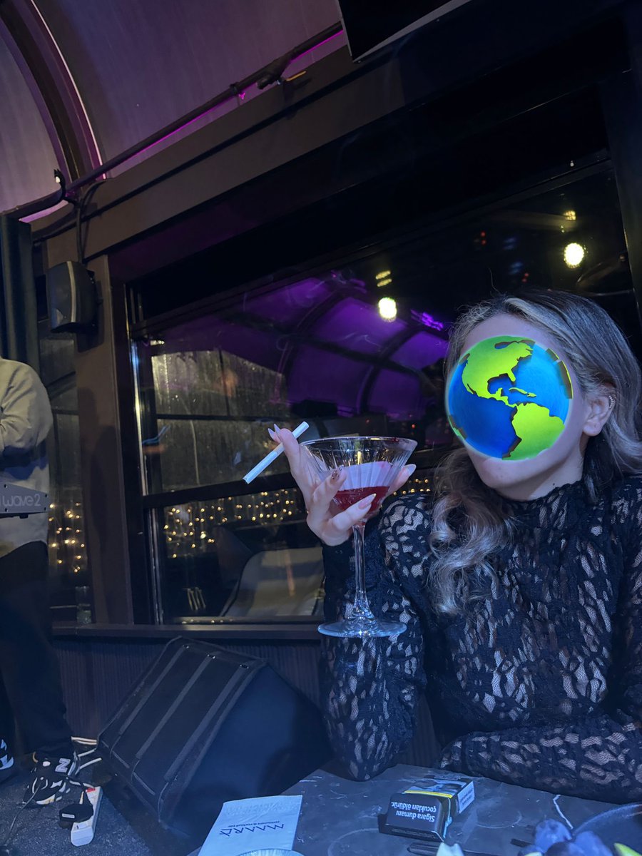 herkesin eglencenin am@na koydugu mekanda kokteylle dertlenirken ekranlara yansiyan goruntum