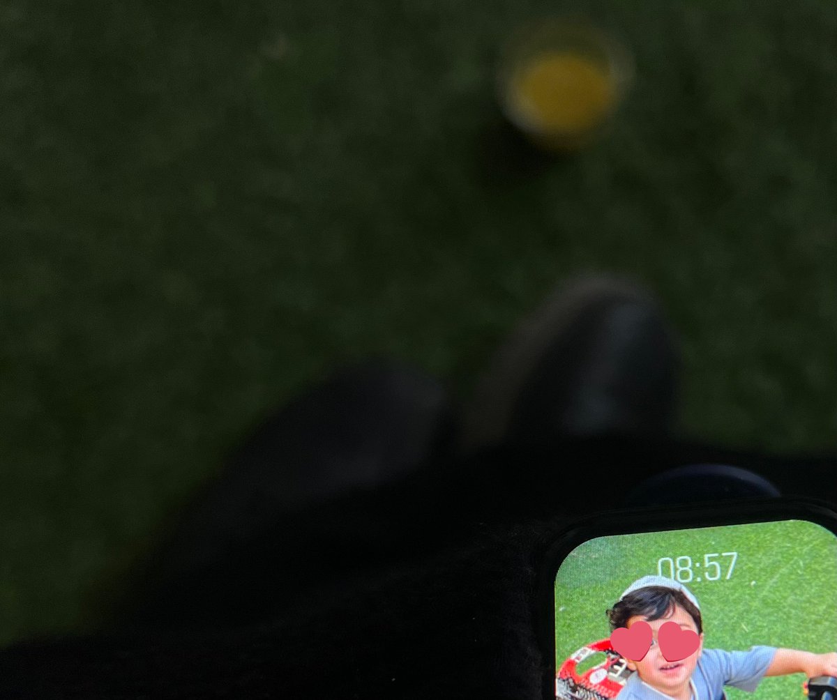 ليا مرّني طاريه فالمجلس المليان
أخاويه وأترك هيكل الجسم متراكي 

- ضيدان بن قضعان